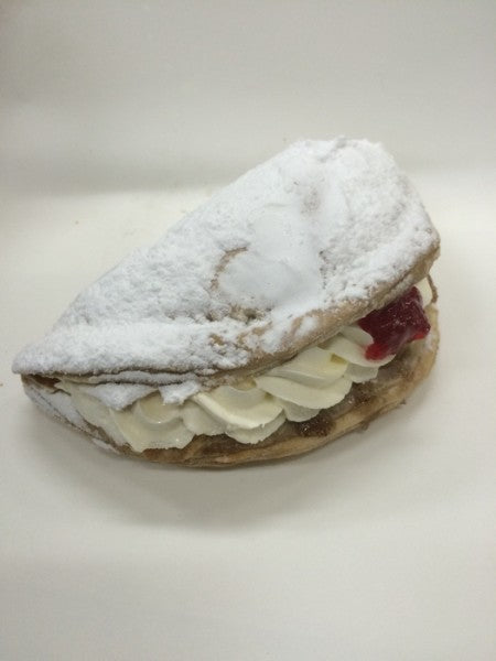 apple turnovers with cream